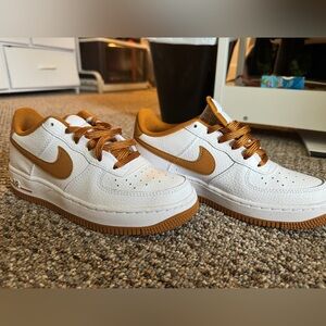 Nike Air Force 1 LV8 1